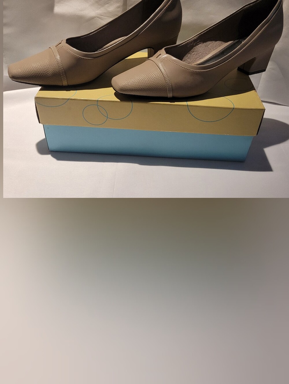 LifeStride Women's Beige Low Block Heel Pumps with Textured Toe Cap Size 8M - Picture 2 of 7